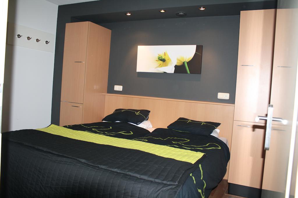 Aphrodite Met Zonnig Terras, Eigen Keuken, Verwarmd Hotel-Zwembad, Nabij Dorp, Duinen En Strand Hollum  Room photo